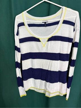 Spelndid striped light weight Navy and White Long-Sleeve Scoop Neck Top